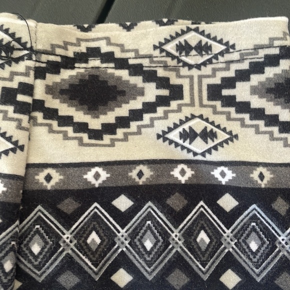 Super soft leggings, Aztec looking print, excellent condition. Natural colors - Picture 2 of 4